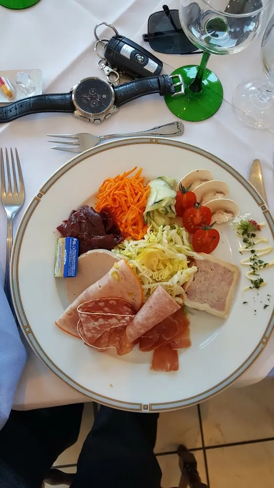 Assiette de Crudités Froide Et Sa Charcuterie